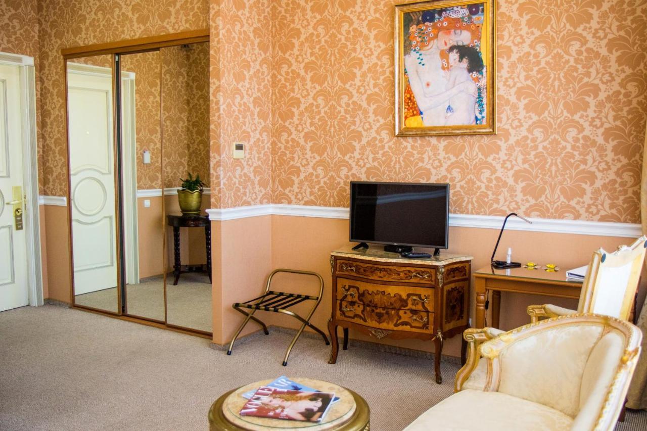 Boutique Casino Lybid Plaza Готель 5*